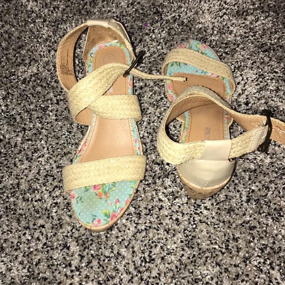 Wedges with a flower in side